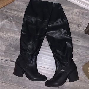 KNEE HIGH BLACK BOOTS